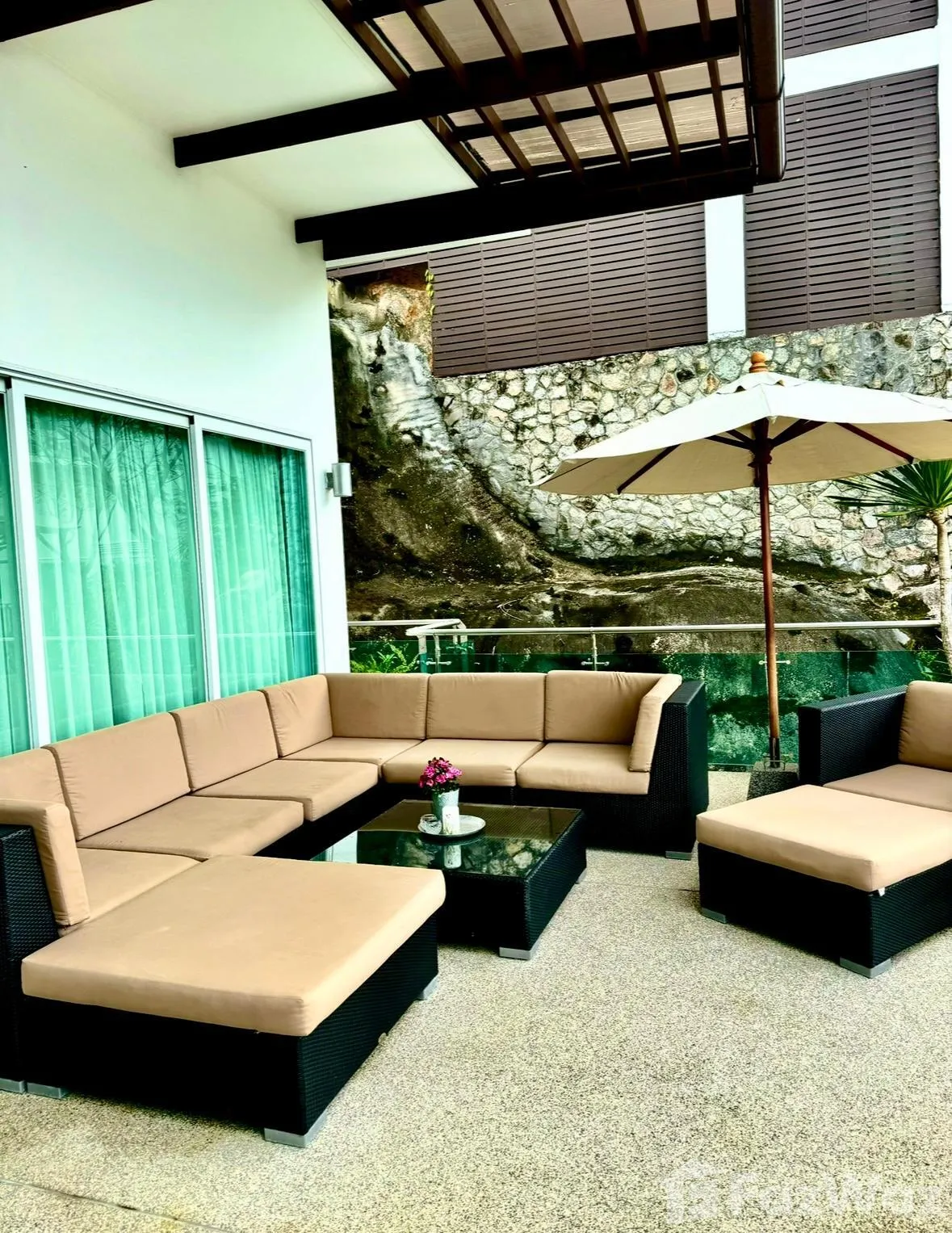 Spacious Freehold 3 Bedroom Condo with Pool 1392078 - image 5