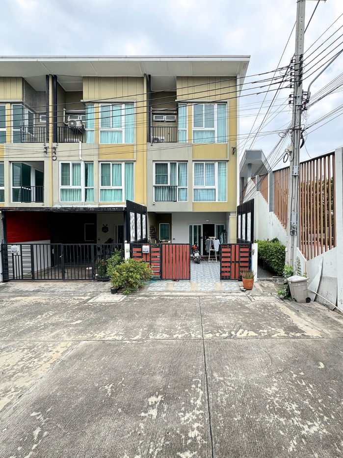 picture Rare Corner Unit in a Quiet Cul-de-Sac!  3-Storey Townhome at Bless Town Srinakarin-Namdang Land size: 19.38 sq.wah | Only 10 mins to Mega Bangna! - 1/10