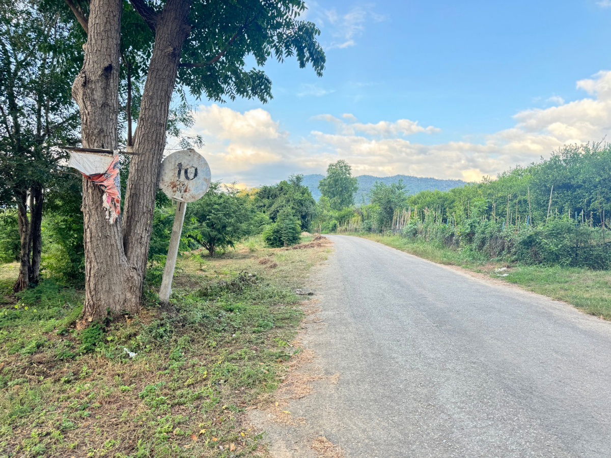 รูป Vายที่ดินทำเลดี ต.ช่องสะเดา กาญจนบุรี  เนื้อที่ 2 ไร่ (เอกสาร นส.4 จ.)🏞️ - รูปที่ 3/7