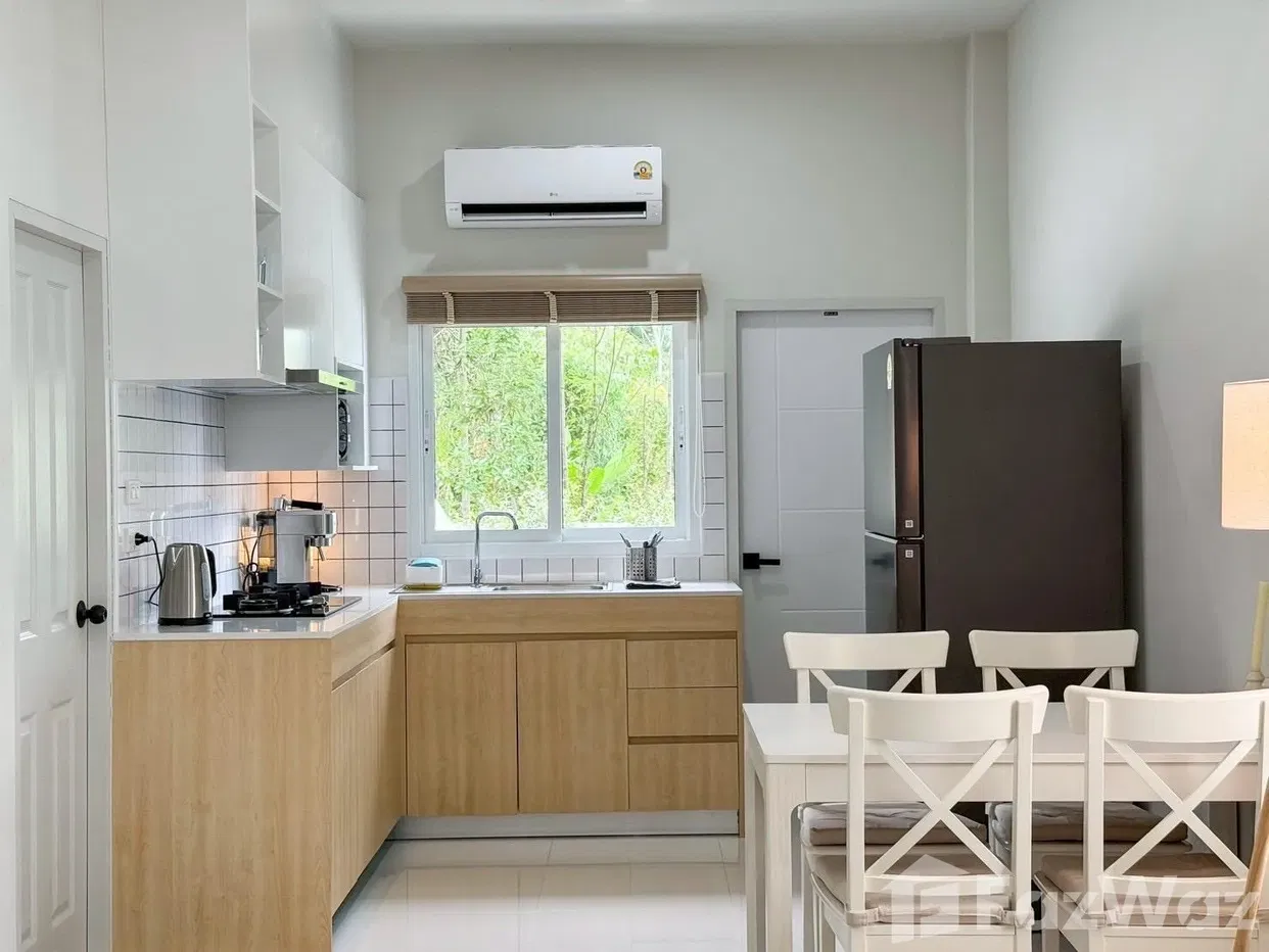 picture Modern Minimalist 2-Storey Townhouse. - 4/11