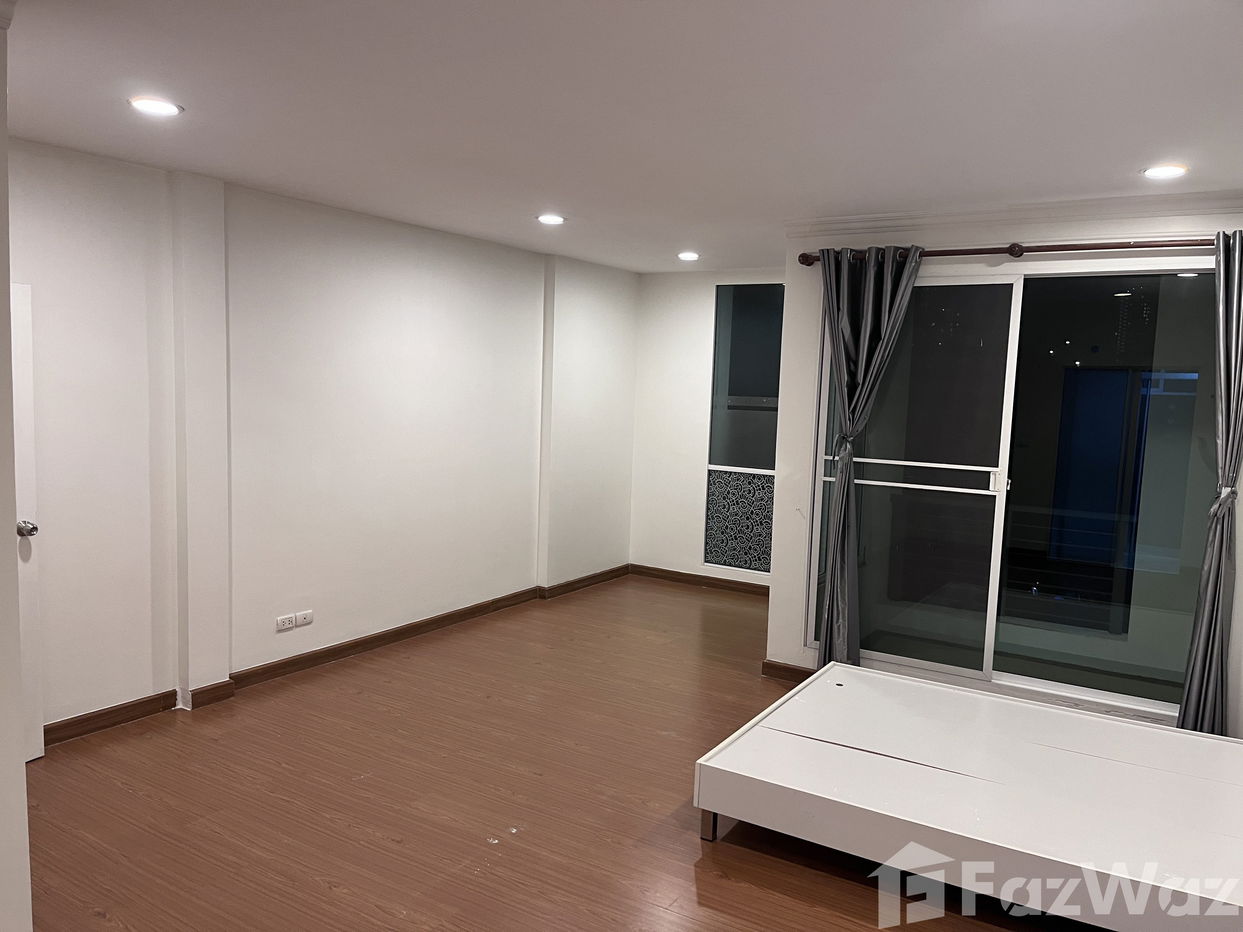 picture 2 Bedroom Townhouse for sale at Baan Klang Muang Sathorn-Taksin 2 - 4/9