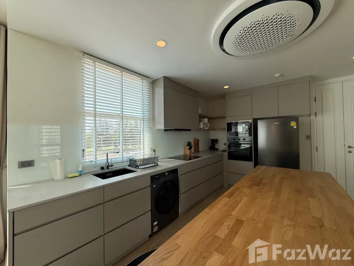 picture Newly Renovate 3 bedroom Condo at The Breeze - 3/39