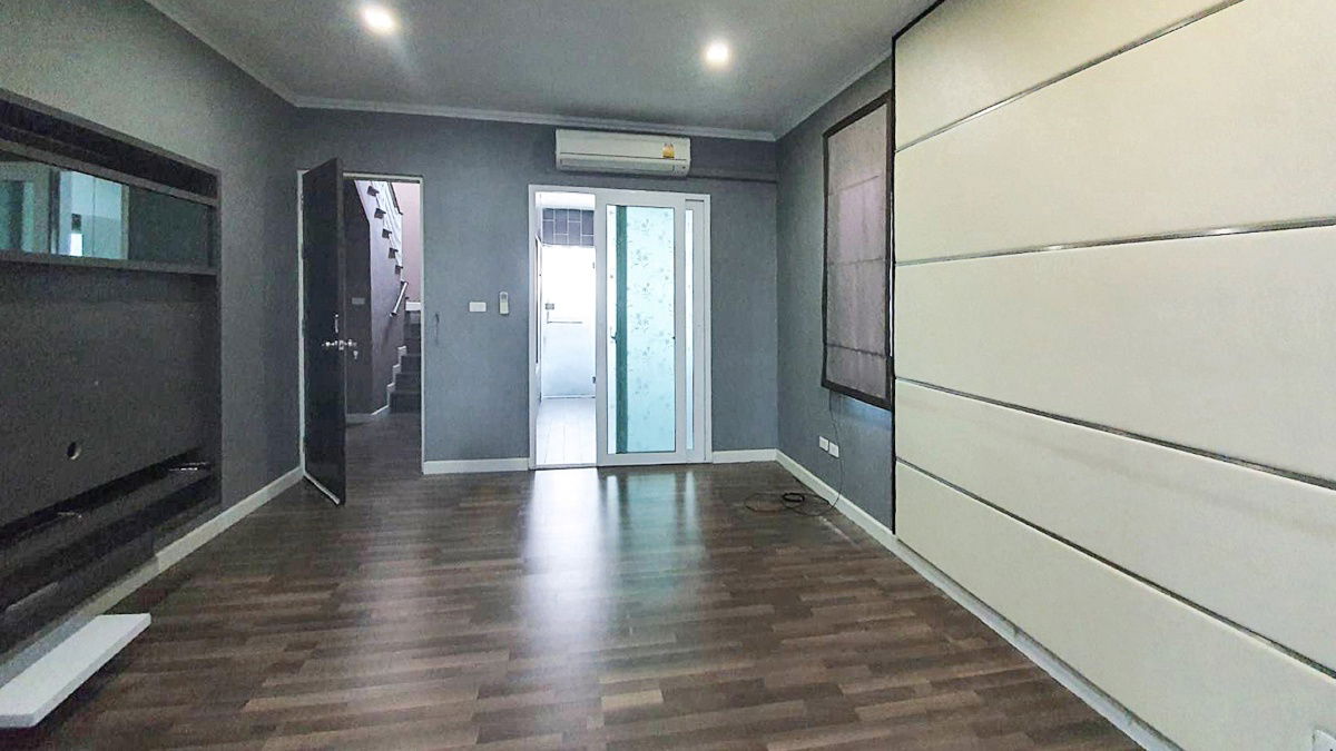 picture Rare Corner Unit in a Quiet Cul-de-Sac!  3-Storey Townhome at Bless Town Srinakarin-Namdang Land size: 19.38 sq.wah | Only 10 mins to Mega Bangna! - 7/10