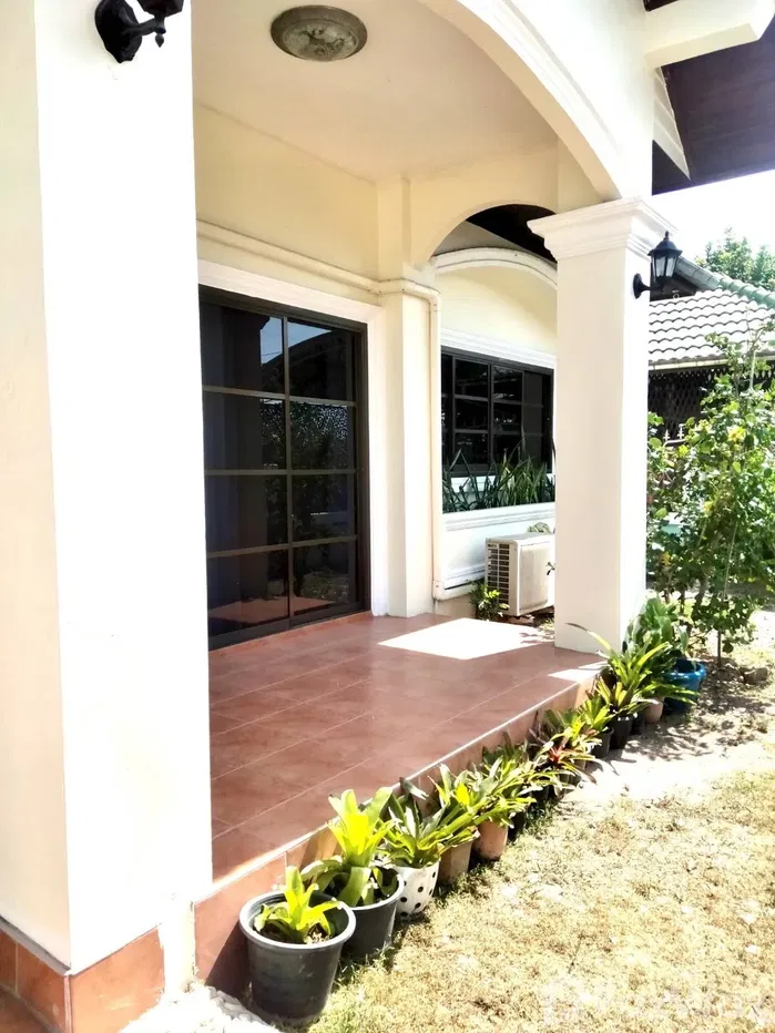 picture Peaceful House with a Stylish New Kitchen - 5/18