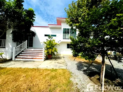 Houses for sale Prachaubkirikhan : 4 Bedroom House for sale in Thap Tai, Prachuap Khiri Khan