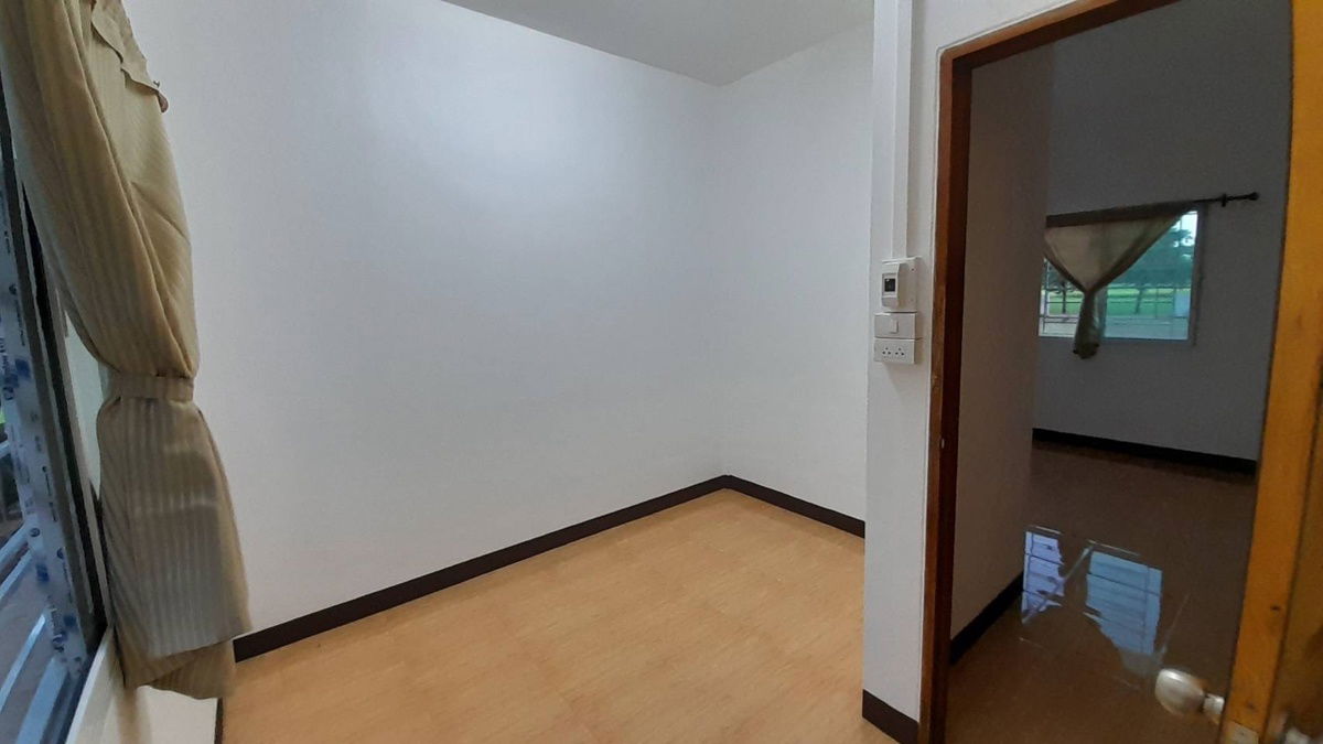 รูป บ้านว่างสร้างใหม่เพิ่งเสร็จให้เช่าทั้งหลัง     พิกัดบ้านหนองบัวใหญ่อยู่หลังรั้วค่ายกฤษ   หลังสนามบิน  ฝั่งตรงข้ามโรบินสัน      สนใจติดต่อ 085-836-5157  - รูปที่ 4/10
