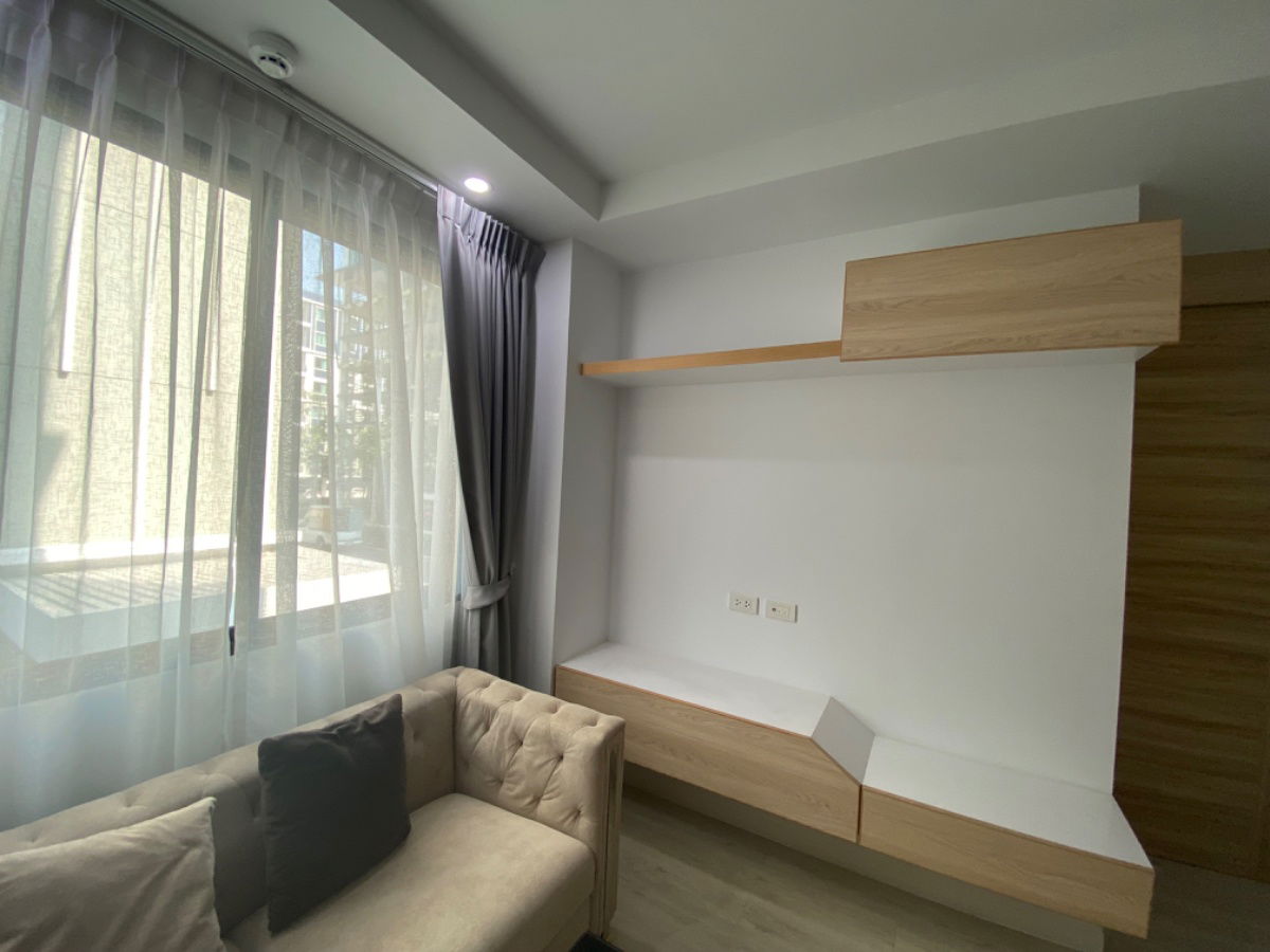 รูป Vcondo Salaya ห้องริมมีหน้าต่างห้องนั่งเล่น🪟 เครื่องใช้ไฟฟ้าครบ มีเครื่องซักผ้า เจ้าของห้องดูแลเองค่ะ 🪴🧺  Ig: Vcondorental - รูปที่ 5/19