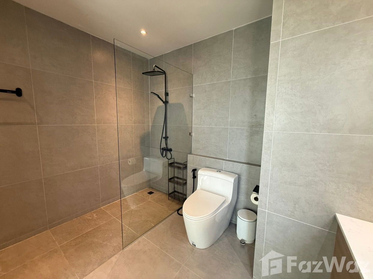 picture Newly Renovate 3 bedroom Condo at The Breeze - 22/39
