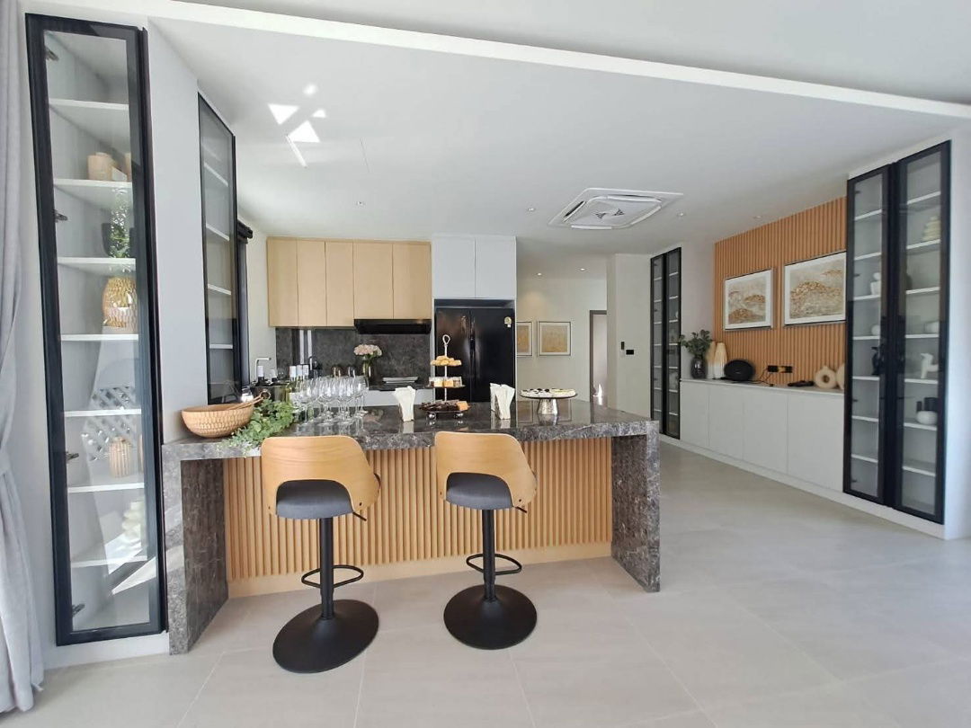 picture Large luxury pool villa for sale, 15 minutes to Pattaya City. - 10/14