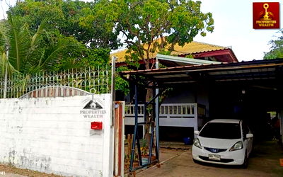 Houses for sale Central Plaza Bang Na : Call : 098-885-4878 House with land, good location, Soi Bearing-Bangna. Price negotiable (Sale by owner)