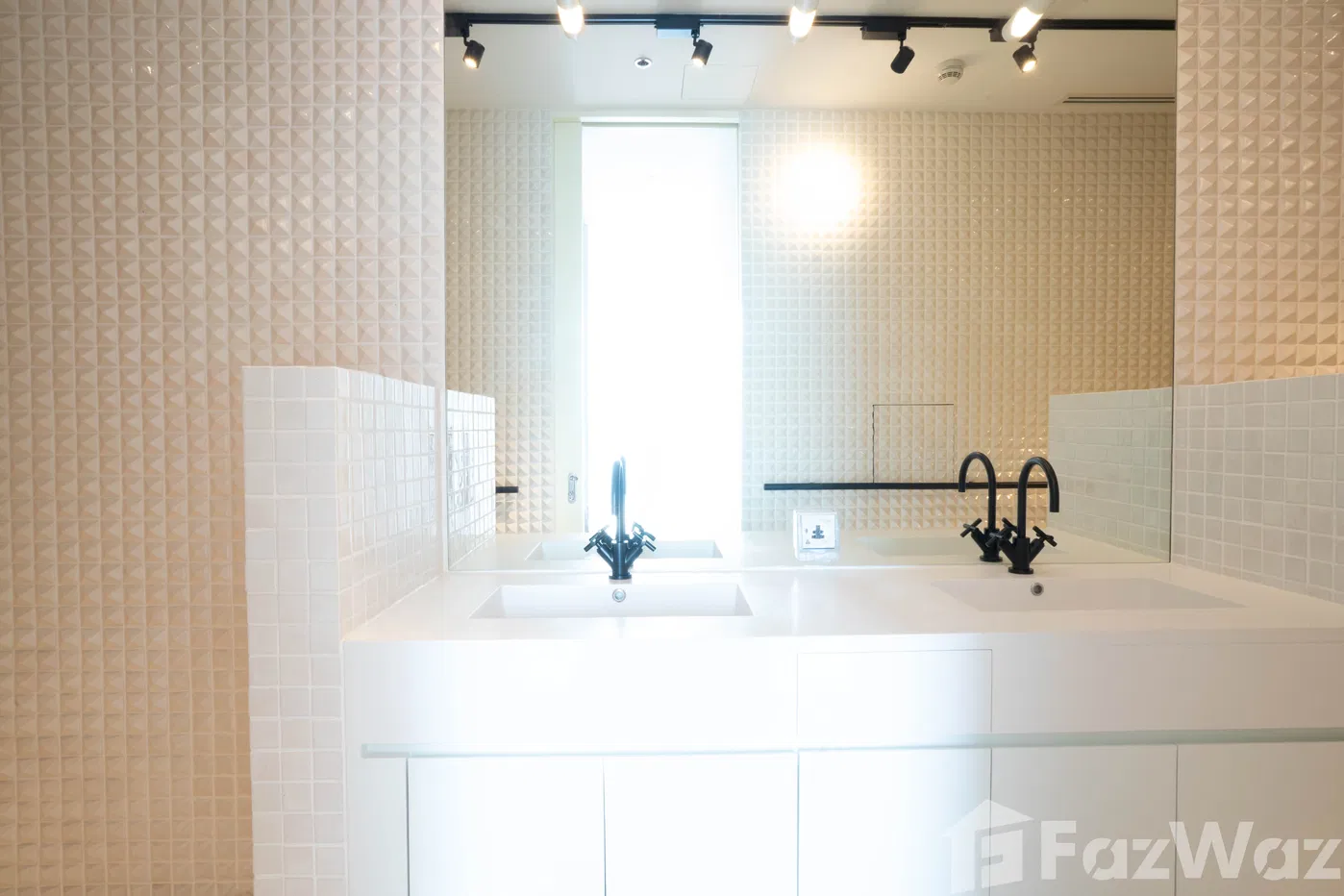 picture Amazing Pet Friendly Duplex For Sale - 11/35