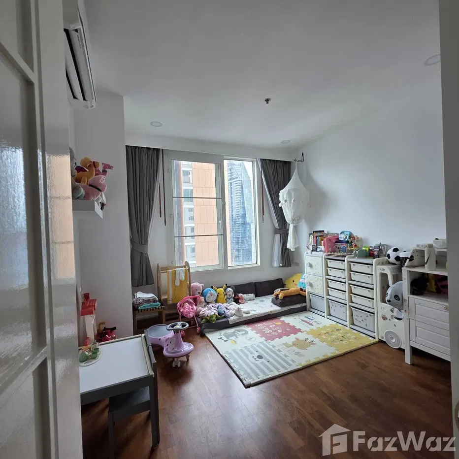 picture Corner Unit with Lake and Park Views - 15/16