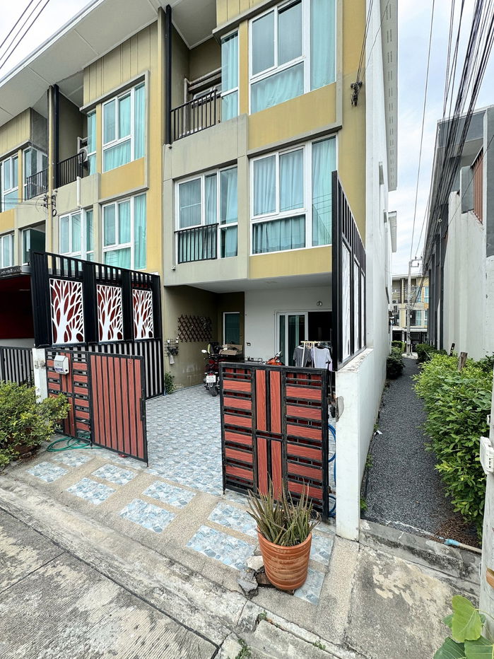 picture Rare Corner Unit in a Quiet Cul-de-Sac!  3-Storey Townhome at Bless Town Srinakarin-Namdang Land size: 19.38 sq.wah | Only 10 mins to Mega Bangna! - 2/10
