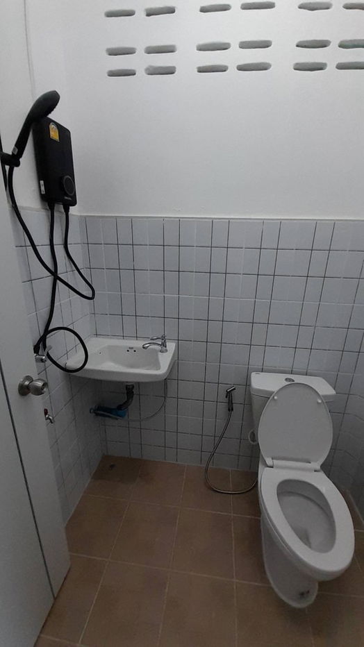 รูป บ้านว่างสร้างใหม่เพิ่งเสร็จให้เช่าทั้งหลัง     พิกัดบ้านหนองบัวใหญ่อยู่หลังรั้วค่ายกฤษ   หลังสนามบิน  ฝั่งตรงข้ามโรบินสัน      สนใจติดต่อ 085-836-5157  - รูปที่ 7/10