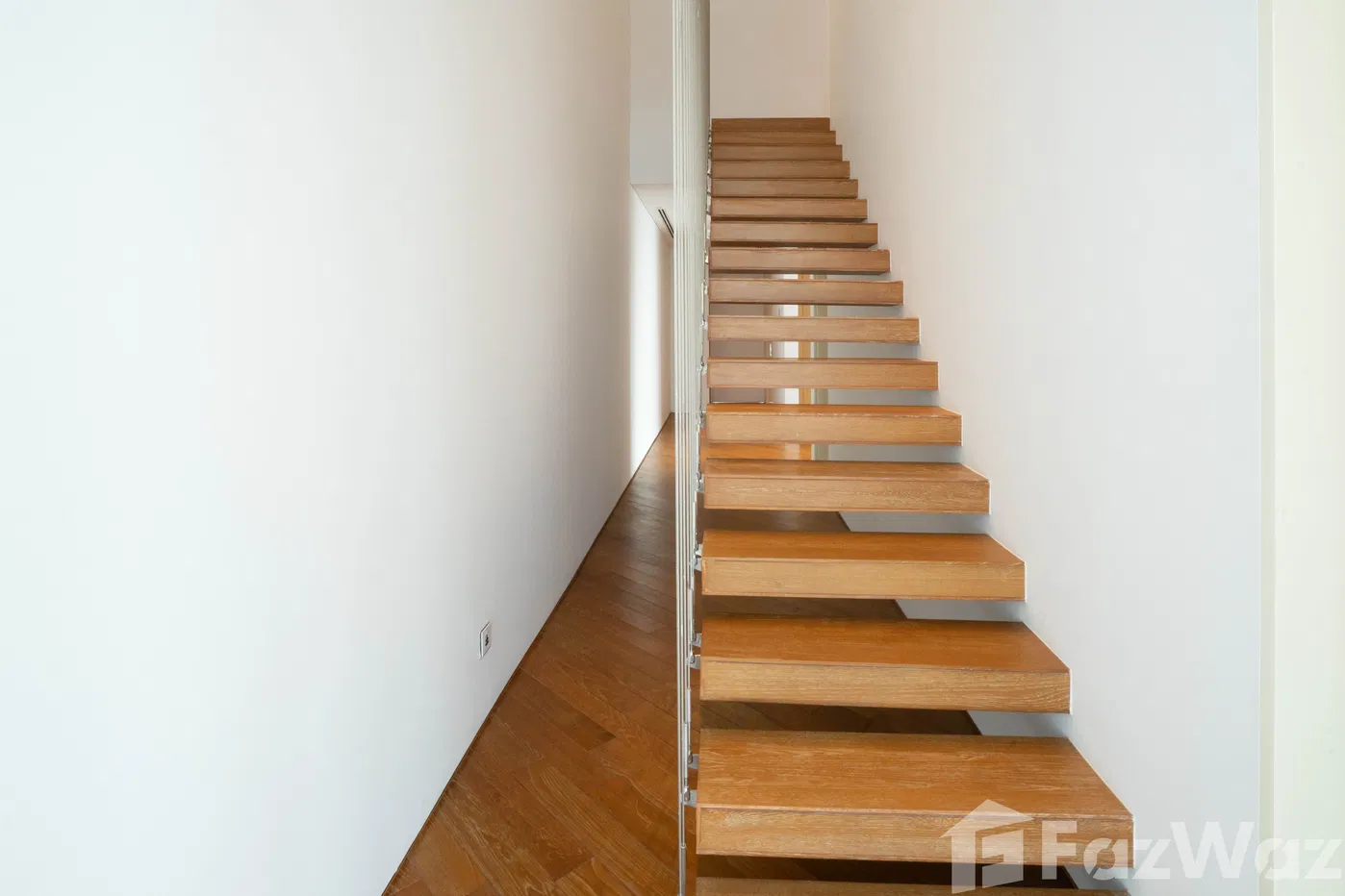 picture Amazing Pet Friendly Duplex For Sale - 2/35