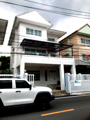 Townhouses for rent Golden Place Rama 9 : For Rent at 3-storey house, Soi Pracharat Bamphen 26