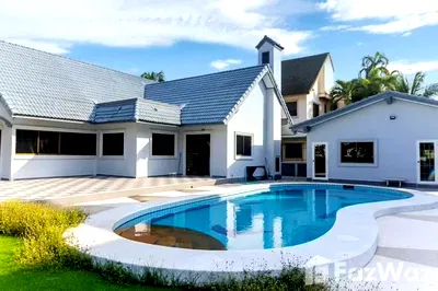 Houses for rent Pornprapanimit Road : 4 Bedroom Villa for rent in Nong Prue, Chon Buri