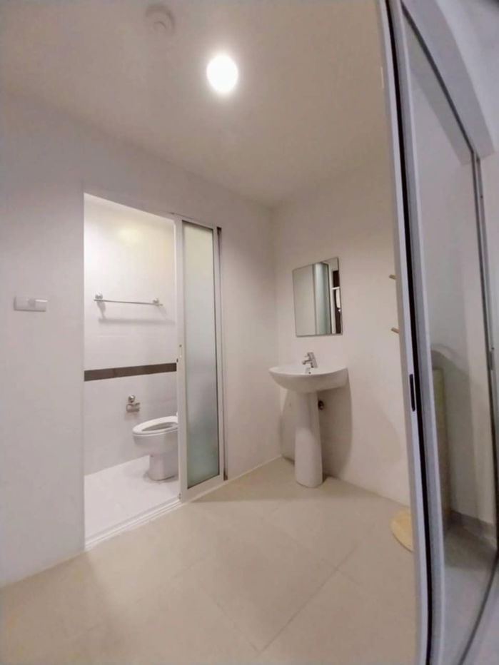 picture Perfect for investment & living. CBD Zone, low price, big room & big bed! - 10/11