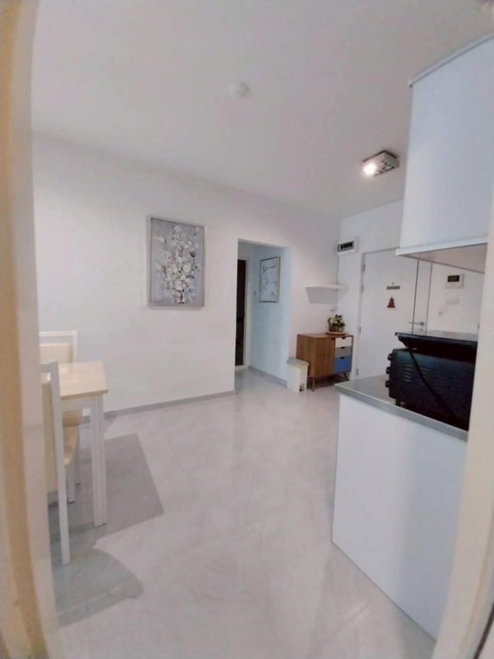 picture Perfect for investment & living. CBD Zone, low price, big room & big bed! - 6/11