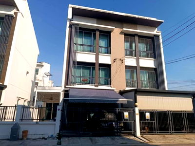 Townhouses for rent Lat Phrao : Baan Klang Muang Chokchai 4, price 30,900 baht/month. Interested parties, please contact 089-4282491, 084-6283752, or add us on Line @rghome4u