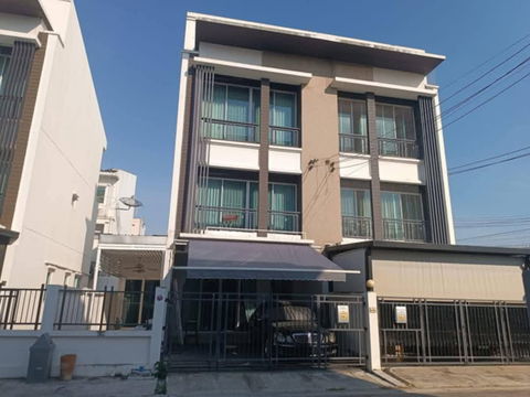 Baan Klang Muang Chokchai 4, price 30,900 baht/month. Interested parties, please contact 089-4282491, 084-6283752, or add us on Line @rghome4u