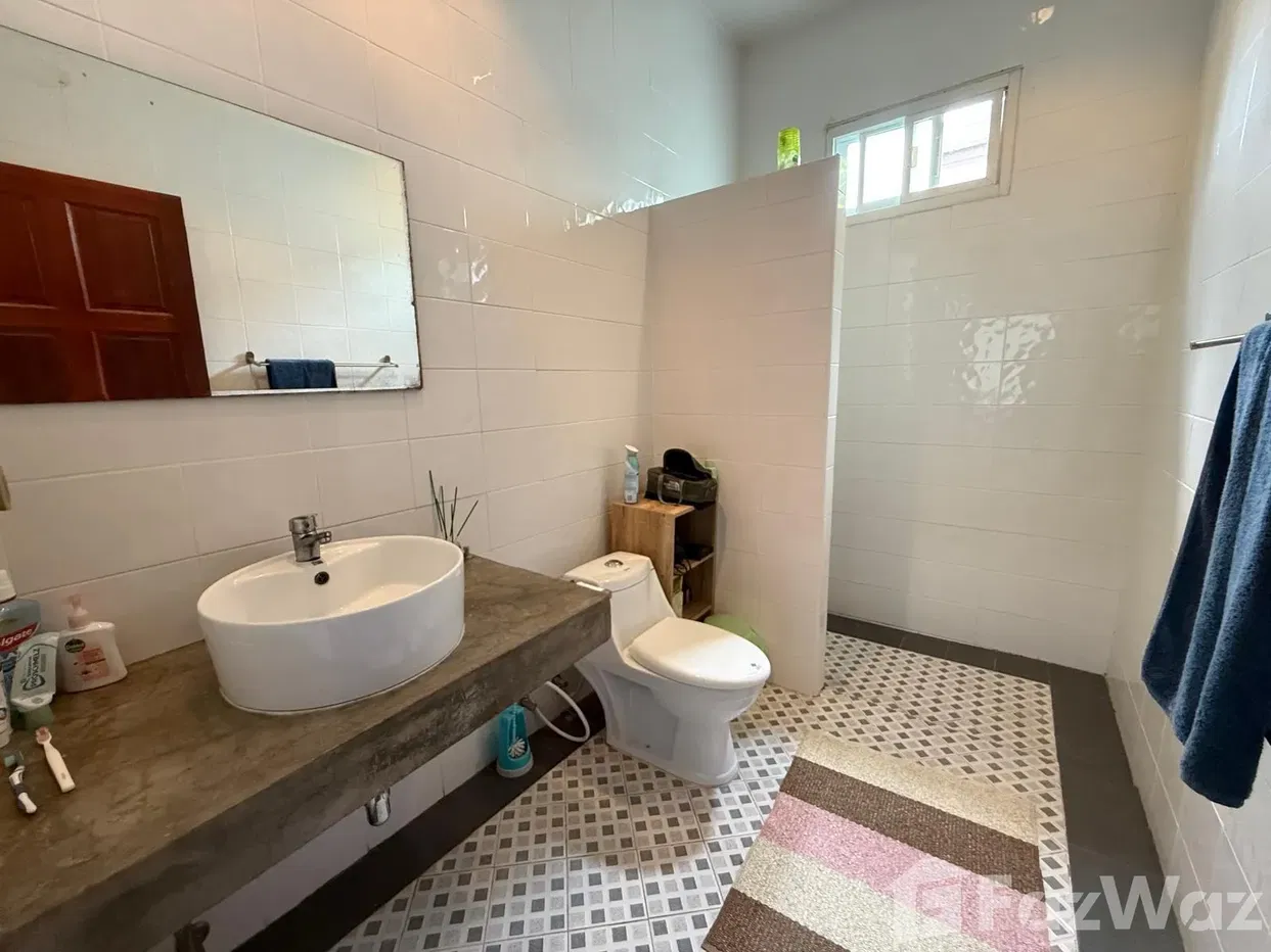 picture Charming 3-Bedroom Villa with Open Views - 25/32