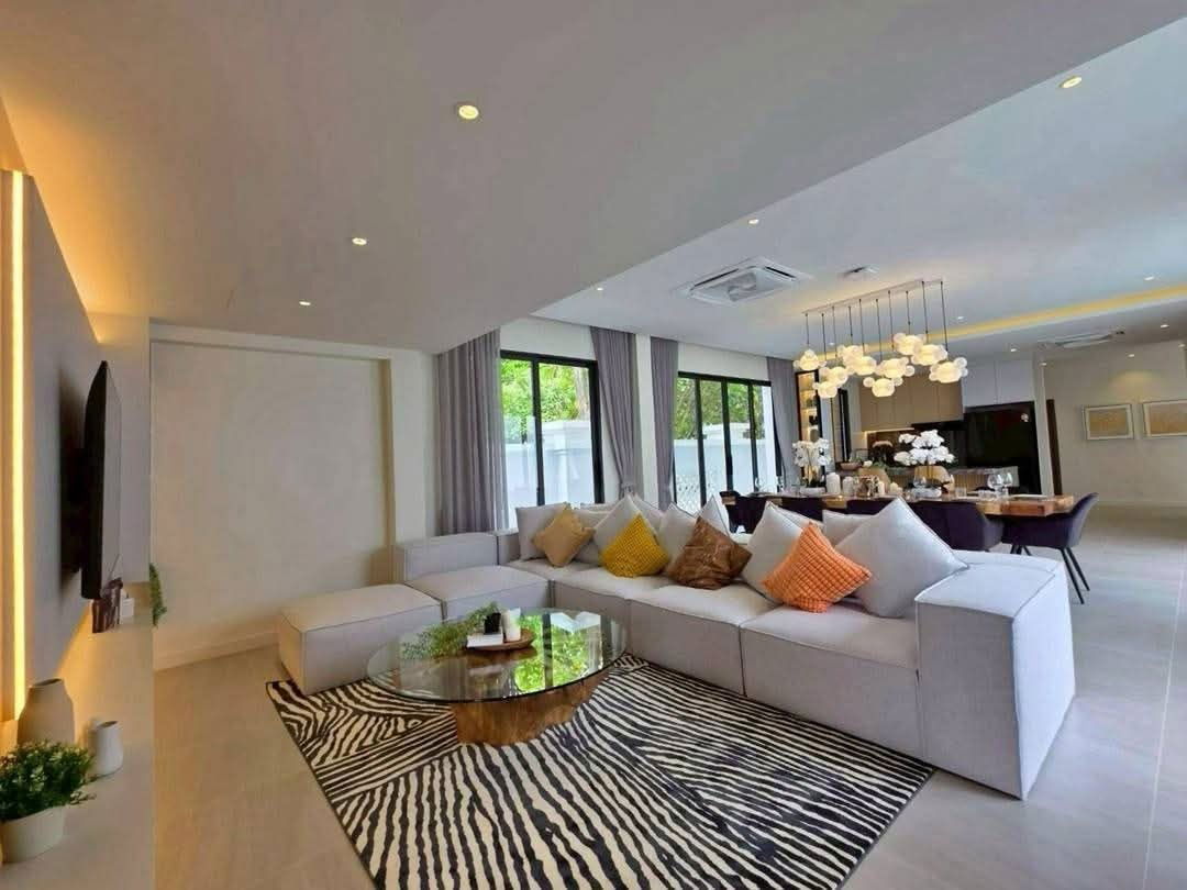 picture Large luxury pool villa for sale, 15 minutes to Pattaya City. - 8/14