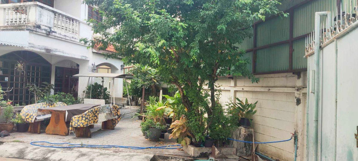 picture For Rent at Single houses and commercial buildings are in the area. - 2/3