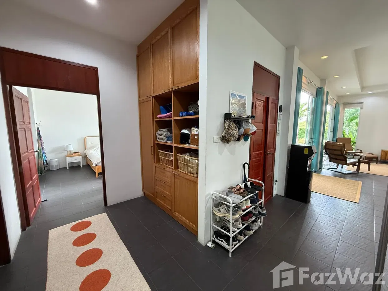 picture Charming 3-Bedroom Villa with Open Views - 23/32