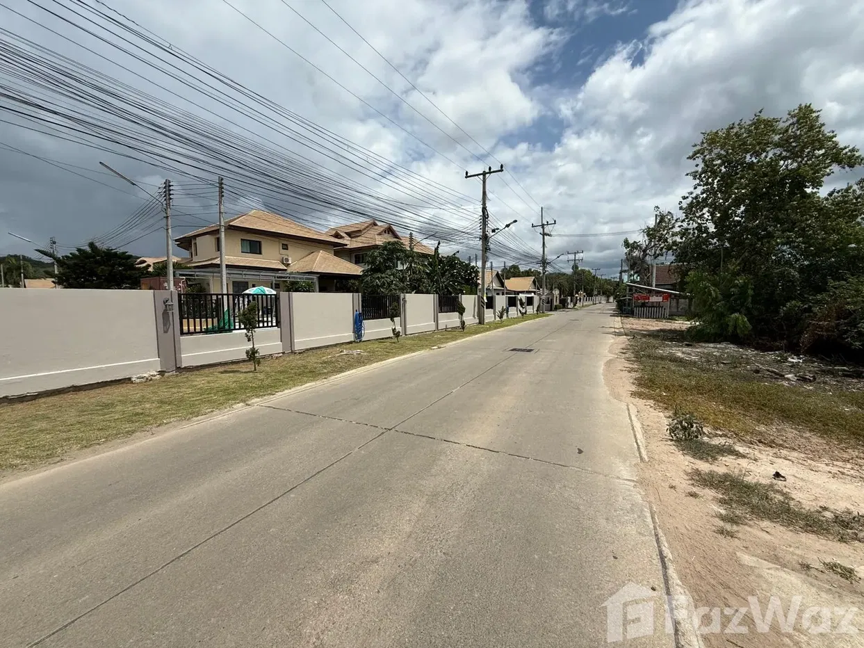 picture Charming 3-Bedroom Villa with Open Views - 3/32