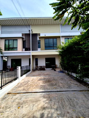 Townhouses for sale Krungthai Western Hospital : Urgent sale: Townhouse in Modi Villa Bangbuathong project at a special price of 2,390,000 baht.