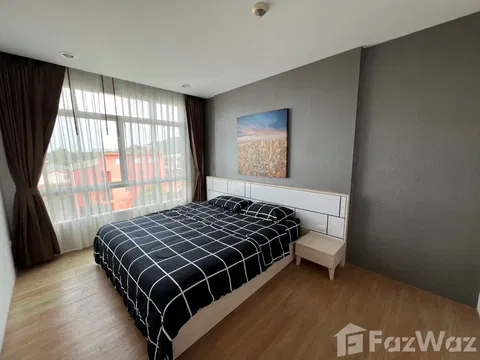 The location is perfect with many shops and restaurants near