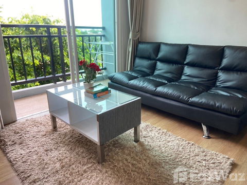 The location is perfect with many shops and restaurants near