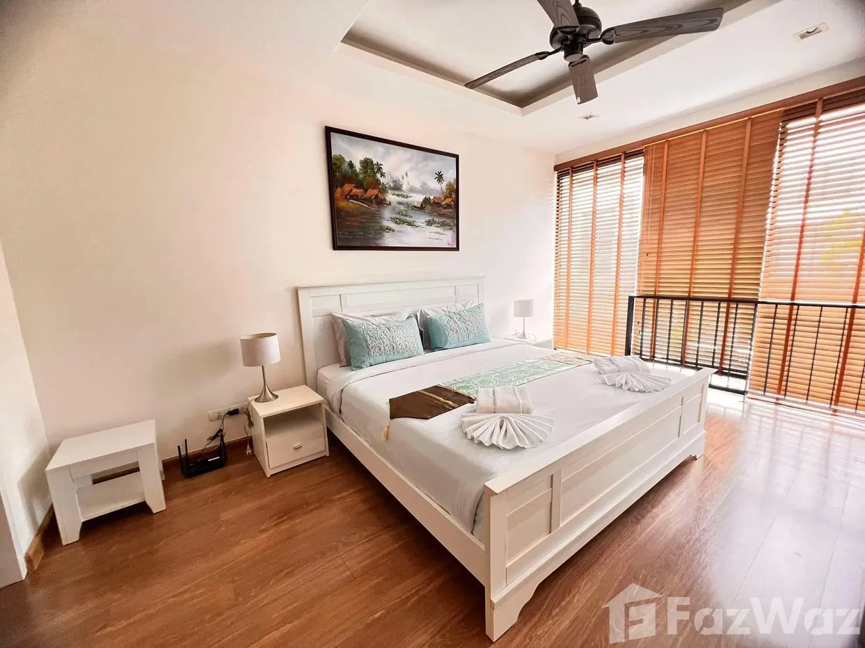 picture 3 bedroom townhouse located in Laguna area. - 4/23
