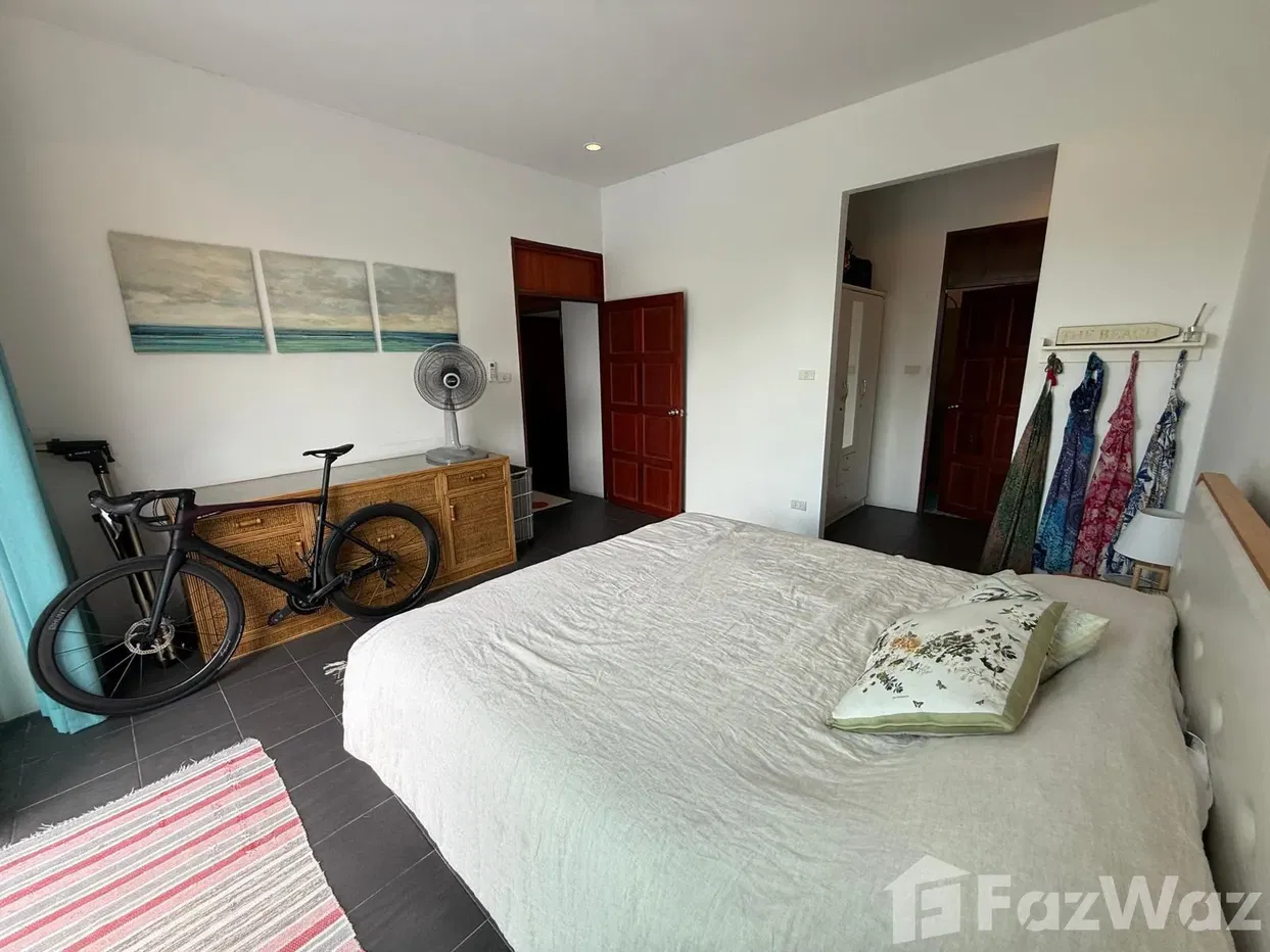 picture Charming 3-Bedroom Villa with Open Views - 31/32