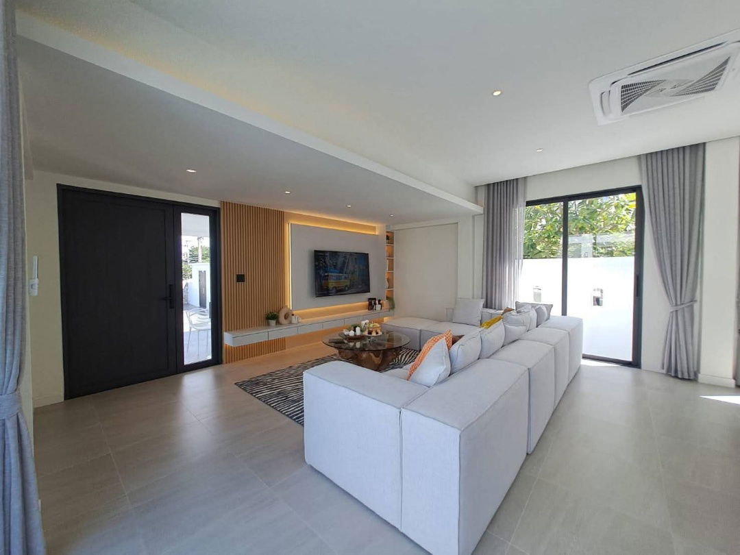 picture Large luxury pool villa for sale, 15 minutes to Pattaya City. - 12/14