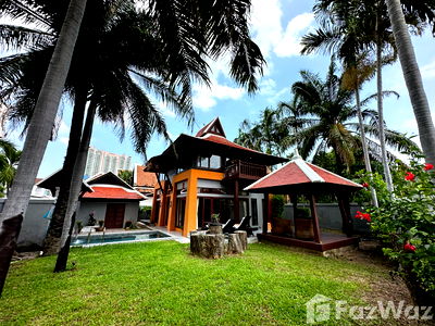 Houses for rent Pattaya : Thabali Pool Villa for rent with big garden