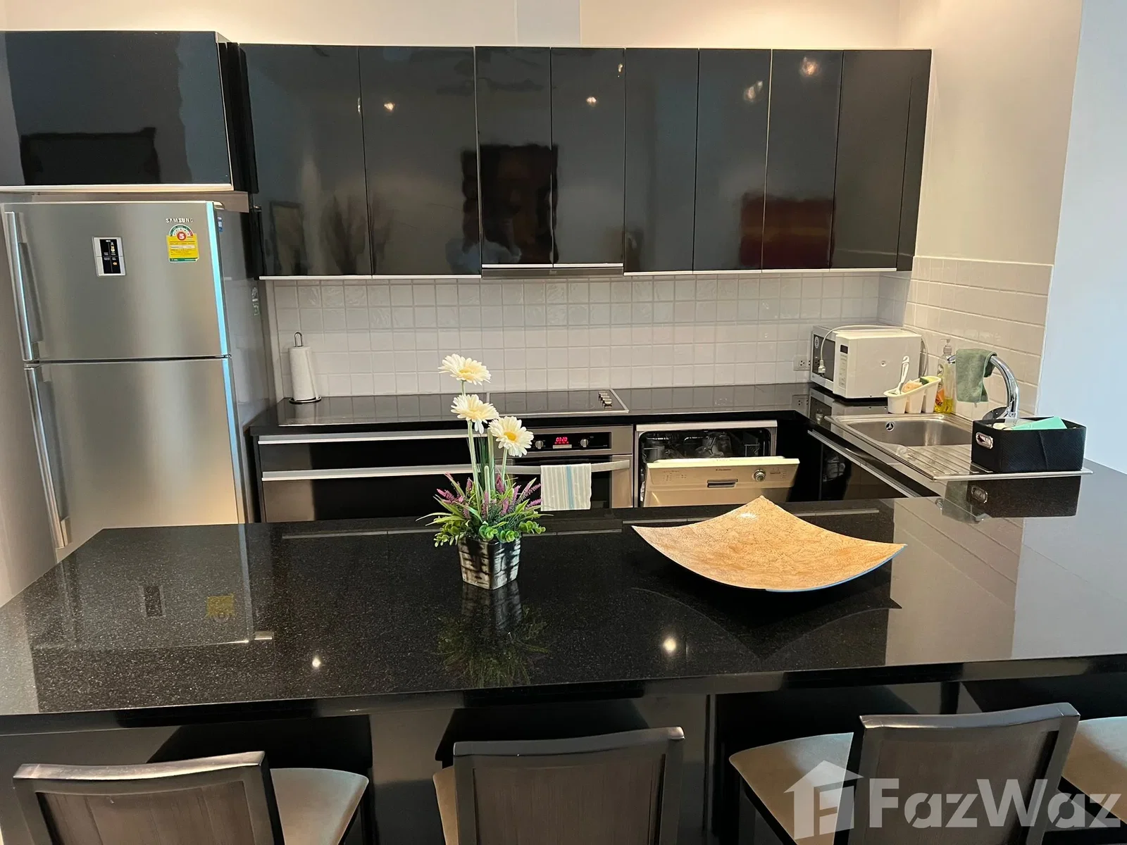 Spacious Freehold 3 Bedroom Condo with Pool 1392078 - image 2