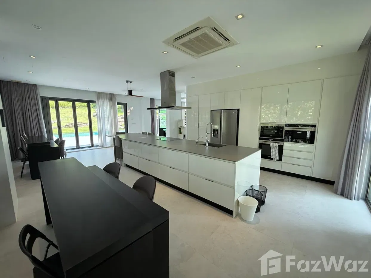 picture Exceptional 4-Storey Villa at Black Mountain Golf Resort - 47/83