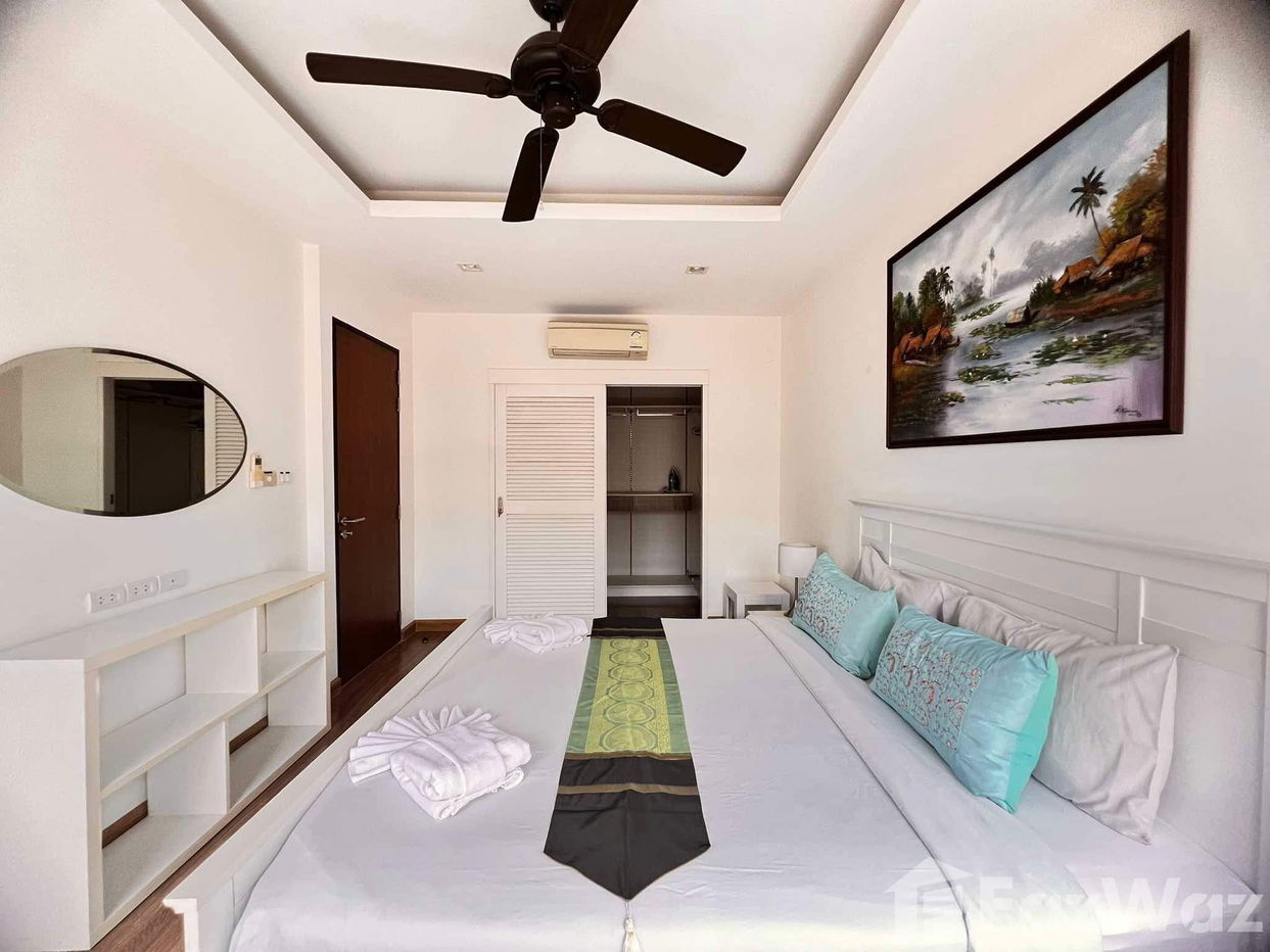picture 3 bedroom townhouse located in Laguna area. - 10/23