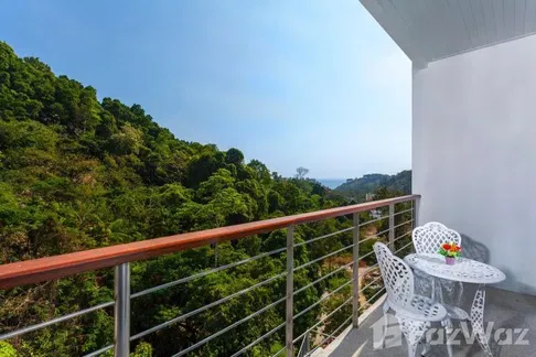 Spacious 2 bed Freehold condo with Semi Private Garden