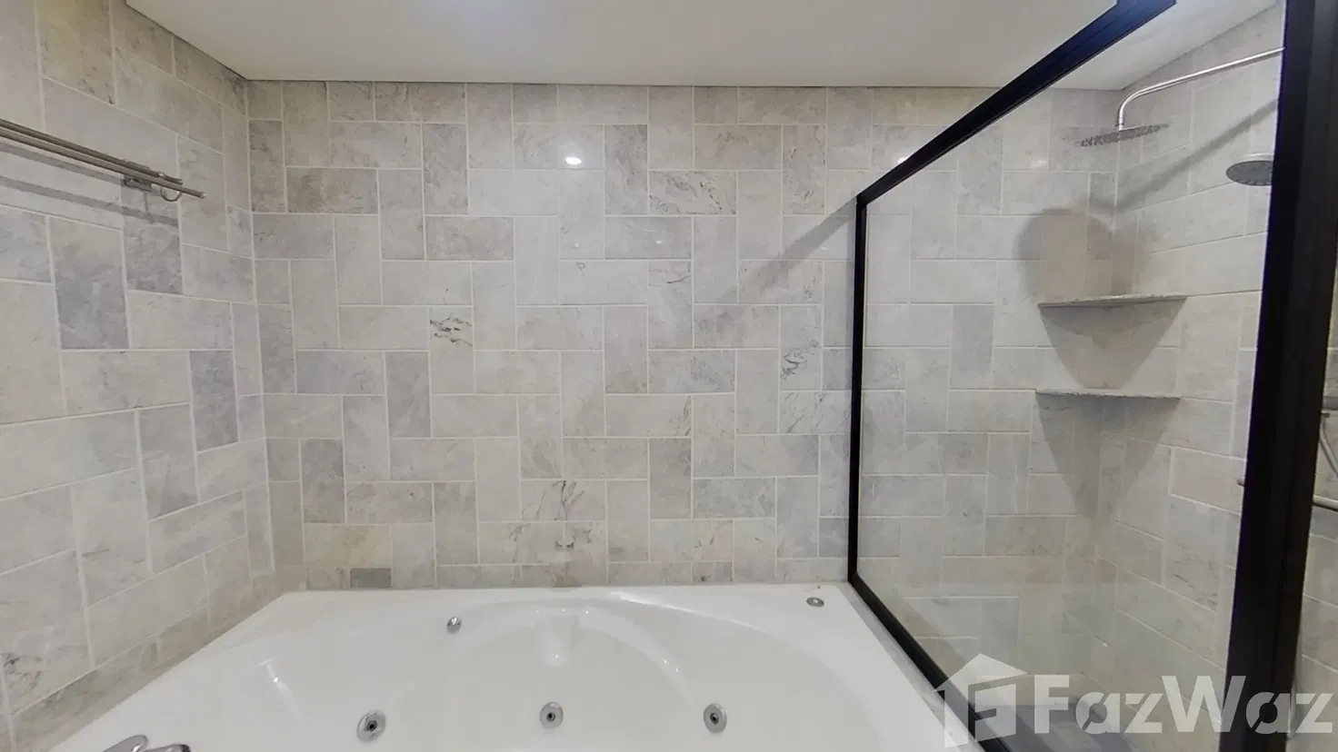 picture Newly Renovated Large Unit for Sale - 14/17