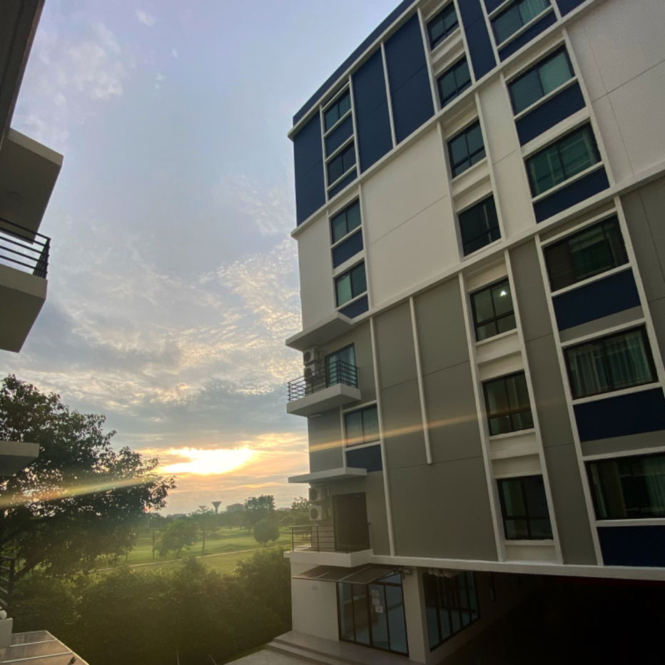 รูป Vcondo Salaya ห้องริมมีหน้าต่างห้องนั่งเล่น🪟 เครื่องใช้ไฟฟ้าครบ มีเครื่องซักผ้า เจ้าของห้องดูแลเองค่ะ 🪴🧺  Ig: Vcondorental - รูปที่ 3/19