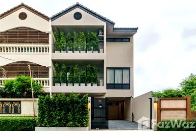 Townhouses for sale Phatthanakan Road : 4 Bedroom Townhouse for sale in Phra Khanong Nuea, Bangkok