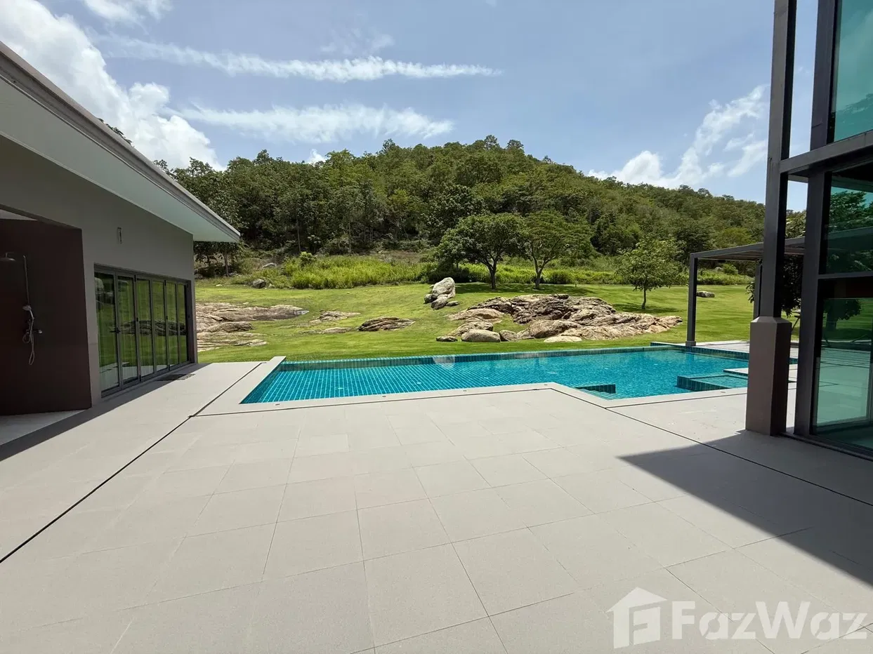 picture Exceptional 4-Storey Villa at Black Mountain Golf Resort - 2/83