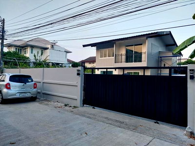 เช่าบ้านเดี่ยว นาคนิวาส 61 : 🏡 ให้เช่าบ้านเดี่ยวหลังใหญ่พิเศษ 100ตรว.  ลาดพร้าว – โชคชัย 4  🔥เช่า 45,000 บาท/เดือน 4 ห้องนอน 3 ห้องน้ำ #เฟอร์นิเจอร์ครบจัดเต็ม