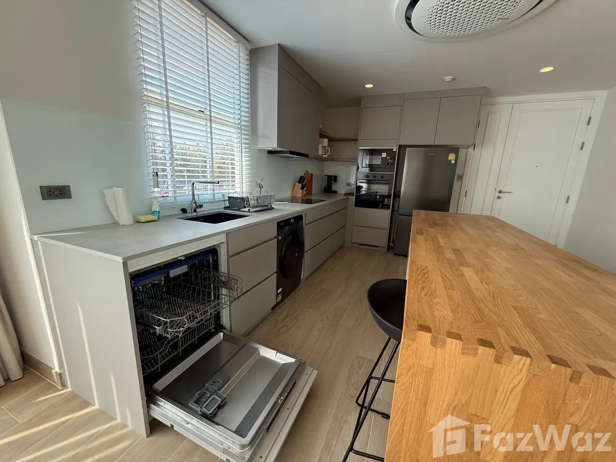 picture Newly Renovate 3 bedroom Condo at The Breeze - 15/39