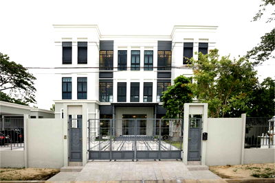 Houses for sale Lamlukka Khlong Nung : Luxury 3-Storey Riverside Home at Suan Eak Lek Park, Lam Luk Ka – Near Thupatemi Golf Course