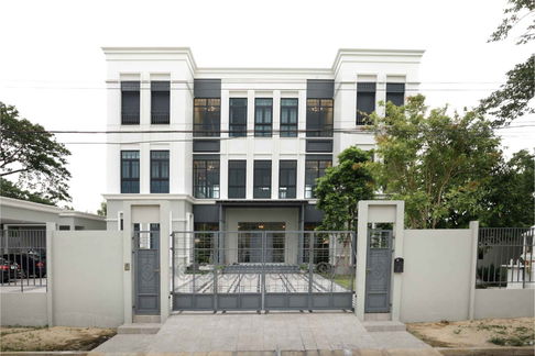 Luxury 3-Storey Riverside Home at Suan Eak Lek Park, Lam Luk Ka – Near Thupatemi Golf Course