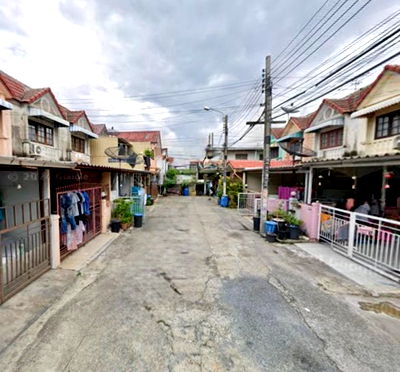 Townhouses for sale Khlong Sam Wa : House for sale in Soi Hathai Rat 33, Romthip Village (corner house) ** Price 1.95 million baht ** (Transfer fee 50/50) 1709